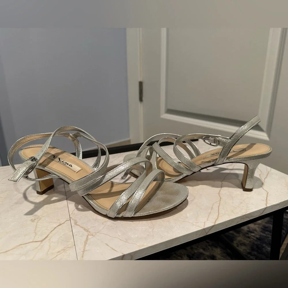 *GUC*Sz 9.5*Nina* silver glitter kitten heels